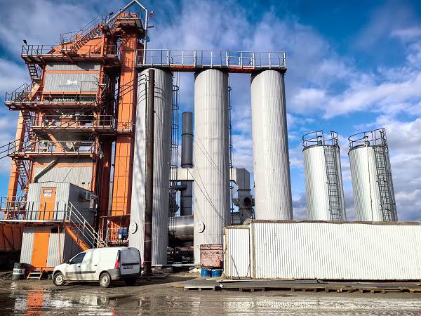 What precautions should be taken when operating an asphalt mixing plants_1